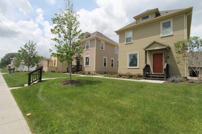 Building Photo - Large 3 bedroom 2.5 bath remodeled home! L...