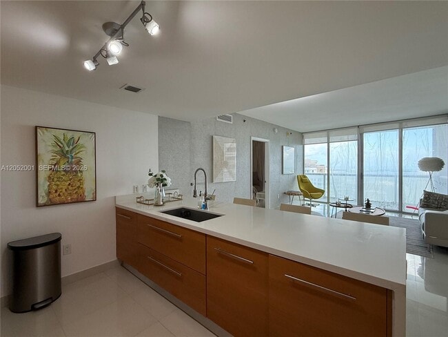 Building Photo - 475 Brickell Ave
