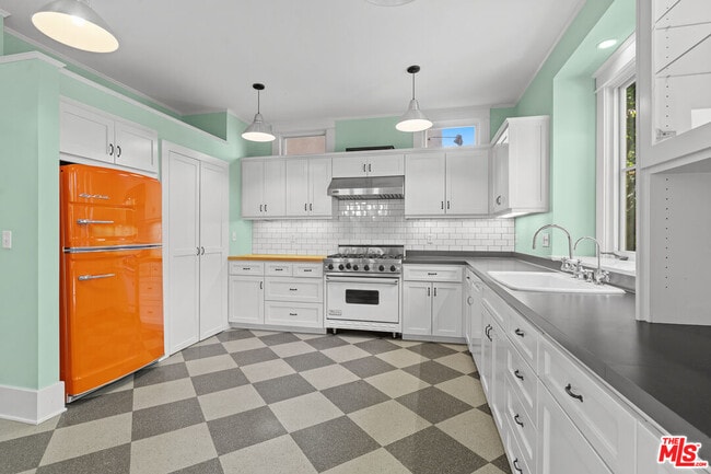 Building Photo - 813 Crestmoore Pl