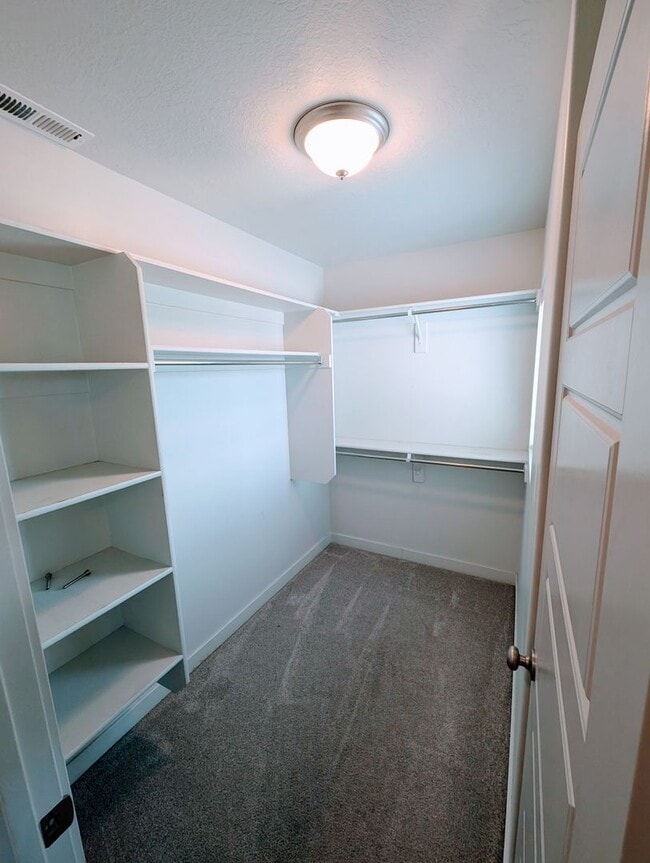 Building Photo - Gorgeous Townhome!!!