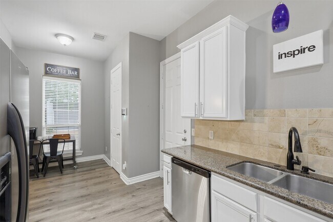 Building Photo - 9003 Bayview Cove Dr