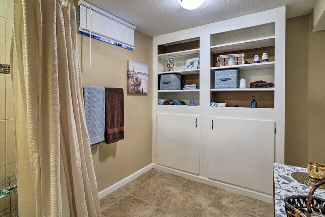 Building Photo - 3560 Dahlia St