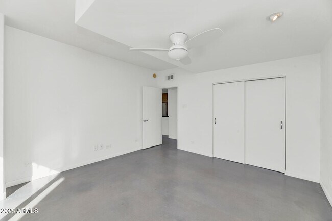 Building Photo - 207 W Clarendon Ave