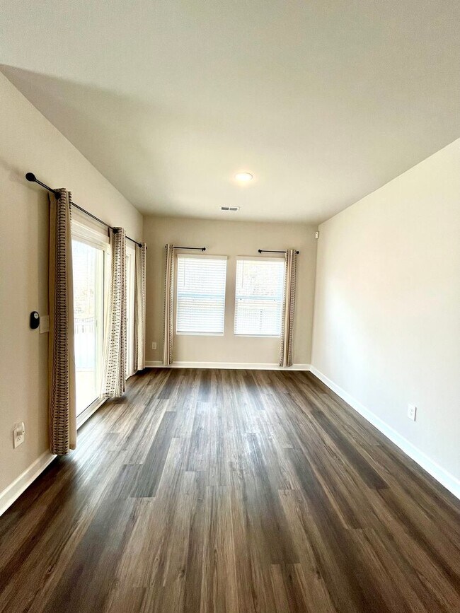 Building Photo - 3 BR, 2 BA with Fenced Yard and Fantastic Amenities!