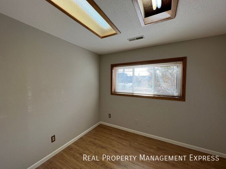 Building Photo - Charming 4 bed 2 Bath Home!