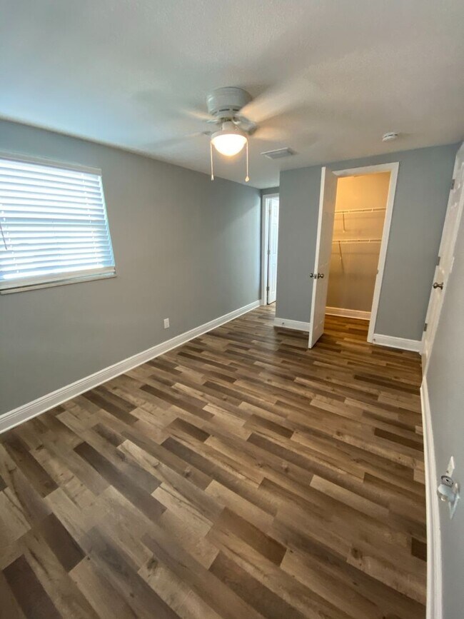 Building Photo - 1/1 Condo Within Walking Distance to Brandon Mall