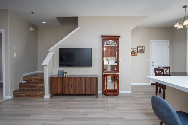 Building Photo - Full Furnished Short or Long-term rental i...