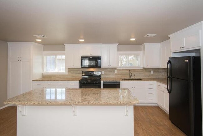 Building Photo - 1/1 Retreat! Very Spacious Open Floor Plan!