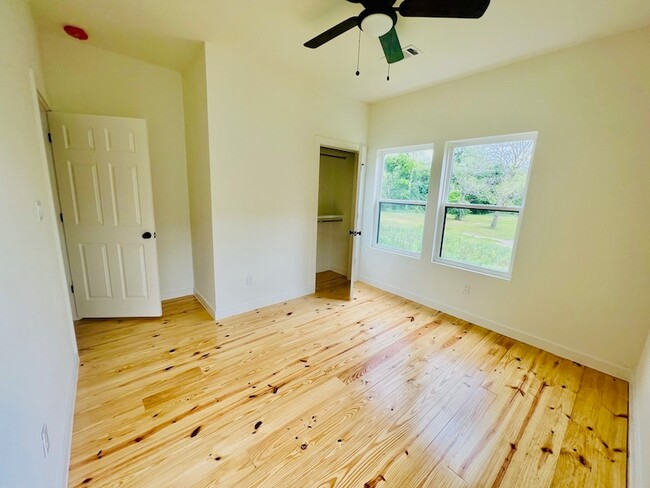 Building Photo - 228 N Dixie St