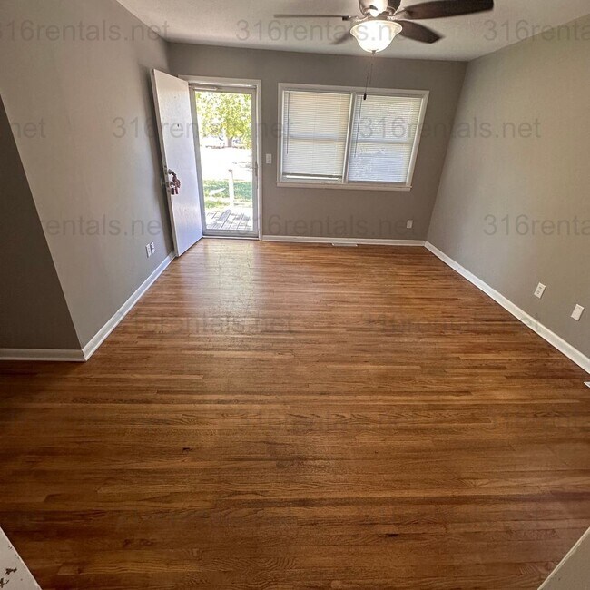 Building Photo - $1200 – 3 Bed + Bonus Room, 1 Bath | Singl...