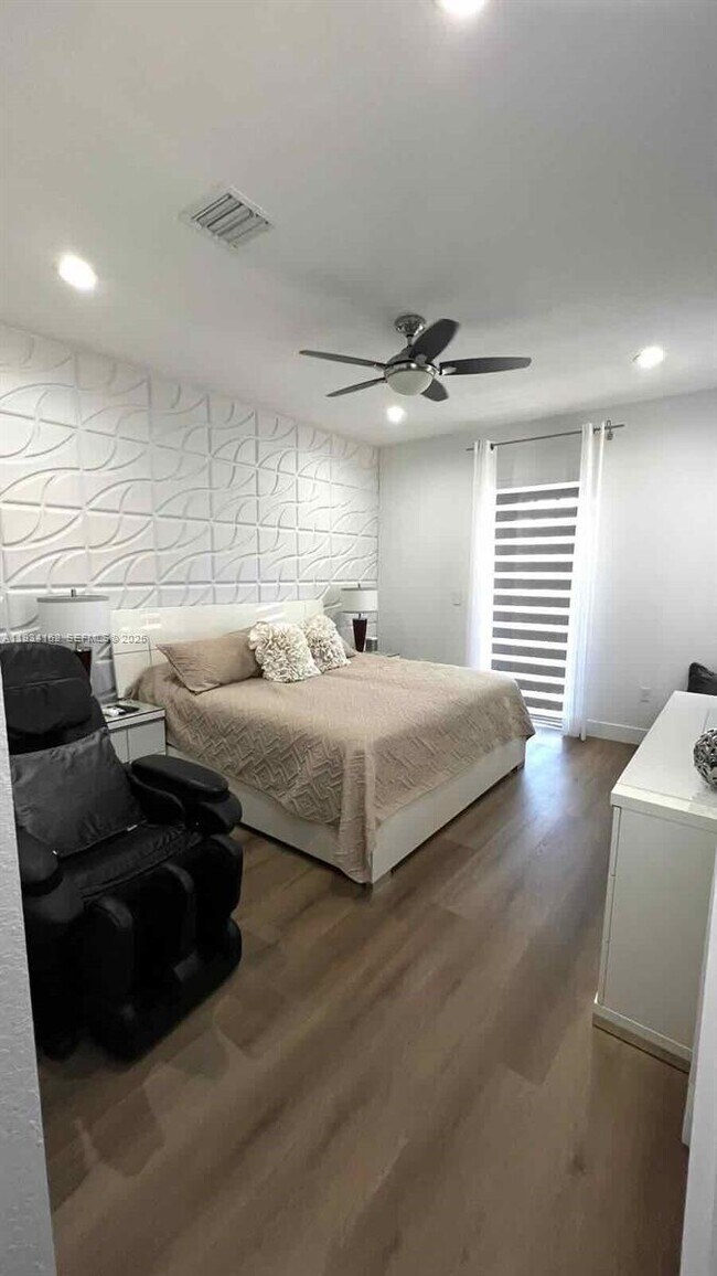 Building Photo - 6923 Julia Gardens Dr