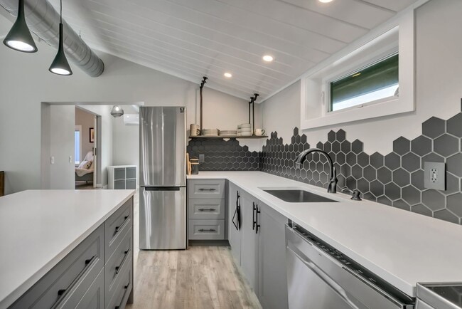 Building Photo - Private ADU available in Burien (garages n...