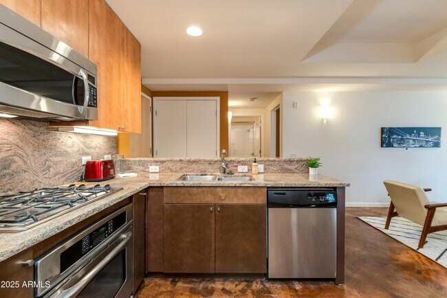 Building Photo - 7137 E Rancho Vista Dr
