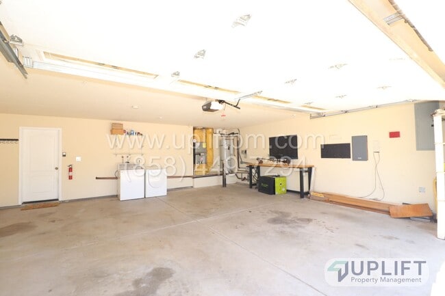 Building Photo - 3 Bed, 2 Bath House w/ 2-Car Garage, Central HVAC, Very Private