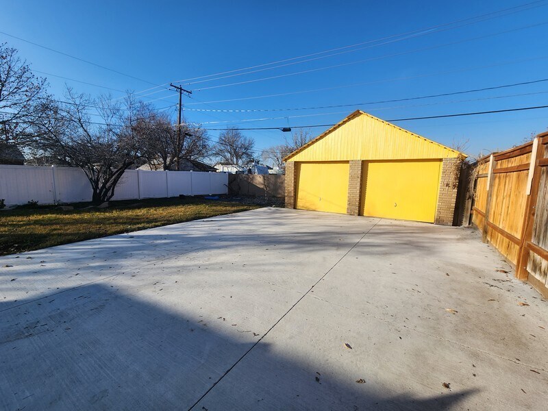 Building Photo - 211 Maple St