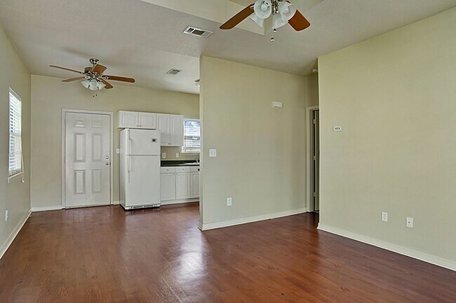 Building Photo - Charming Cottages for Rent in Waveland – 1...