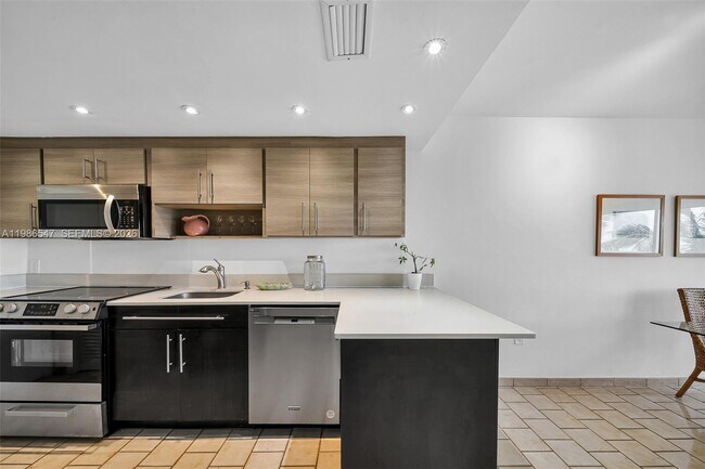 Building Photo - 555 Crandon Blvd