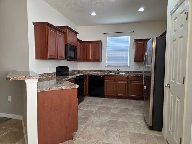 Building Photo - Pet Friendly Home in Southern Ridge