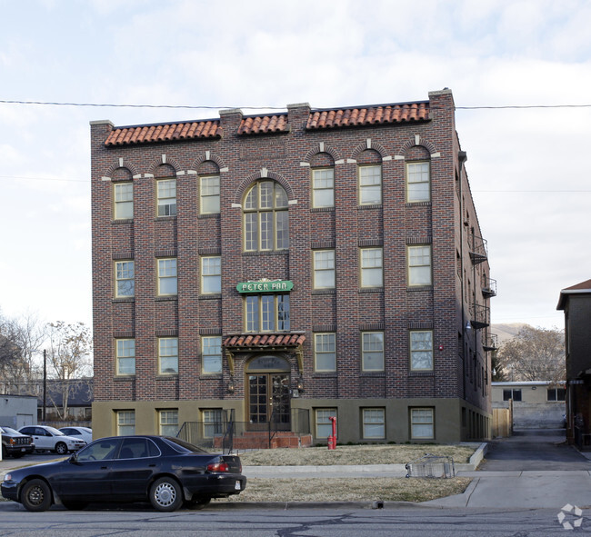 Primary Photo - Peter Pan Apartments