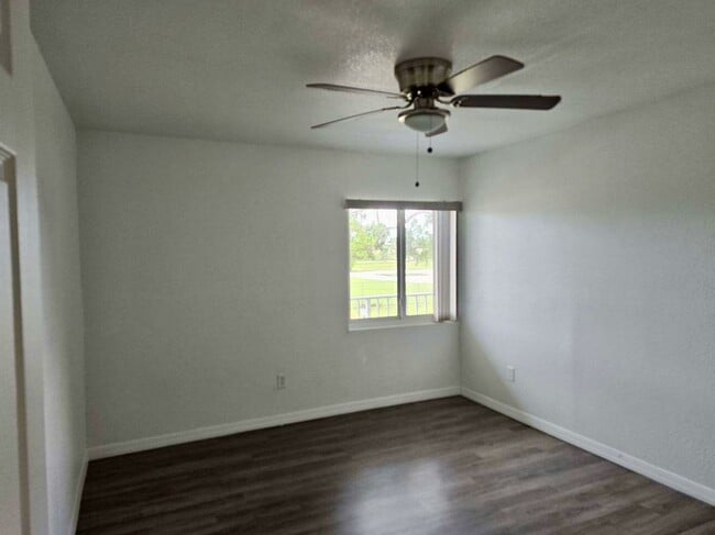 Building Photo - 1 bedroom / 1 bath condo in Crestview Villas