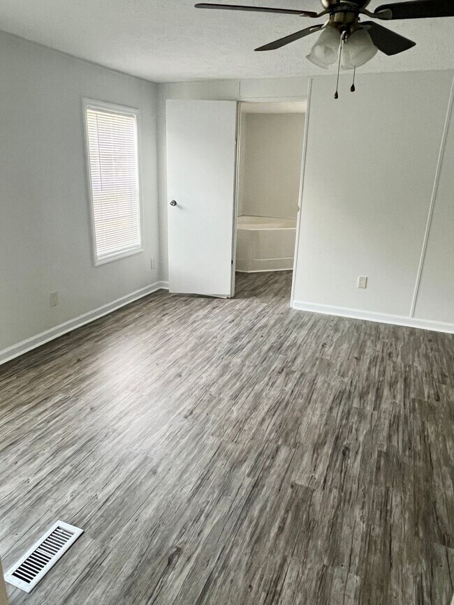 Building Photo - Move in ready!! 2BD/2BA spacious mobile home!