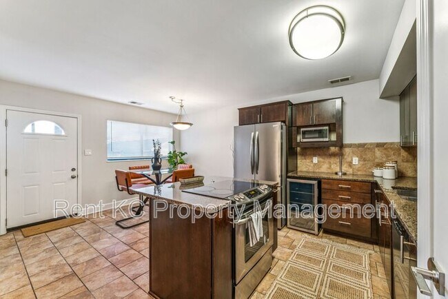 Building Photo - 530 W 10th St