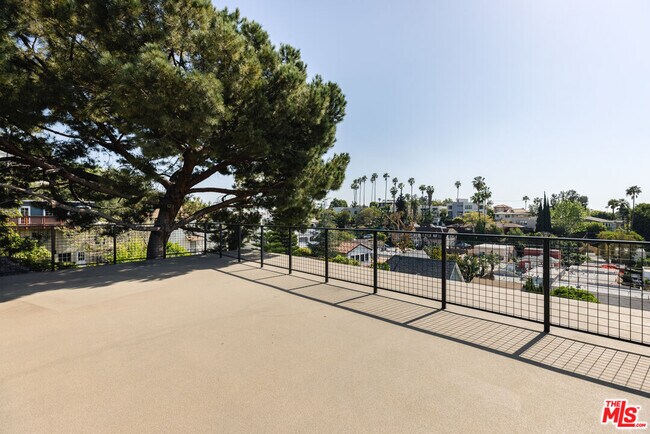 Building Photo - 1628 1/2 Micheltorena St