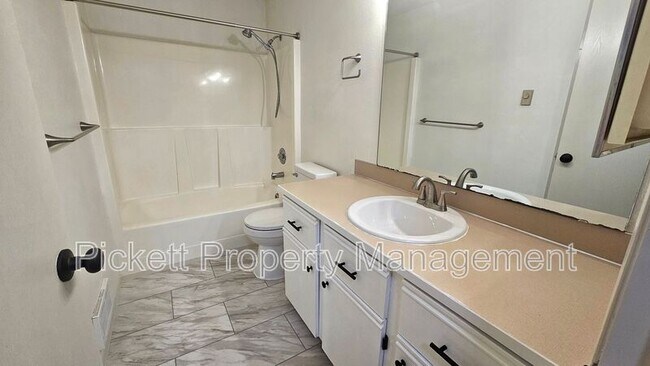 Building Photo - 6449 Lewis NE Dr