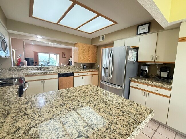Building Photo - 326 Vista Royale Dr