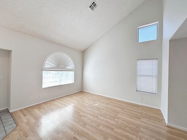 Building Photo - 4 BEDROOM 2.5 BATH HOME