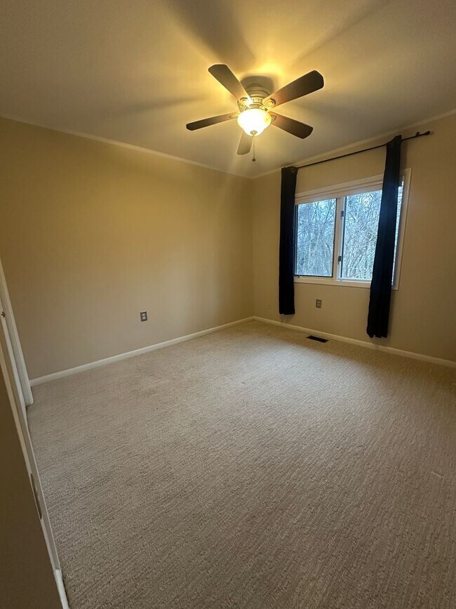 Building Photo - Comfortable Townhouse Near Virginia Tech