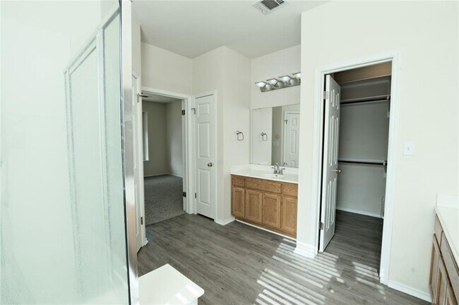 Building Photo - 704 Thrush Dr