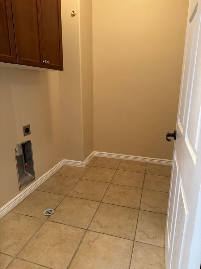 Building Photo - Condominium with Clubhouse: includes POOL and WORKOUT ROOM