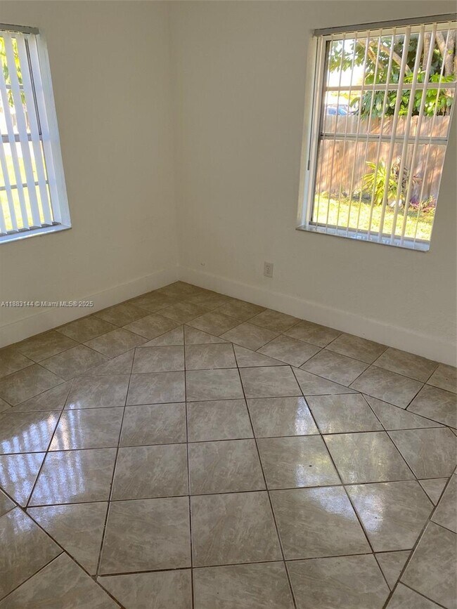 Building Photo - 1385 NE 129th St