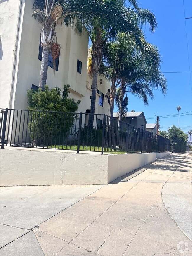 Building Photo - Charming Studio located minutes from DTLA,...