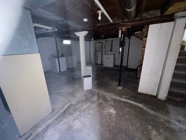 Building Photo - 420 W College St