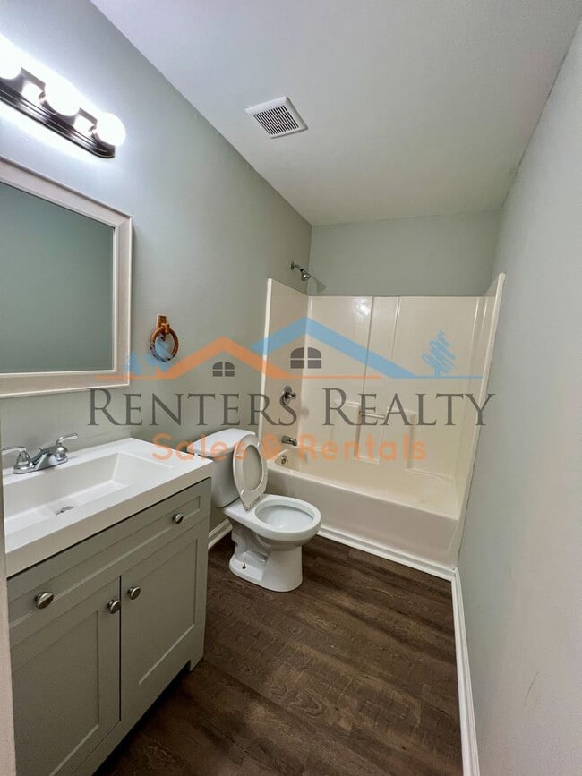 Building Photo - 2 Bedroom Townhouse with Yard