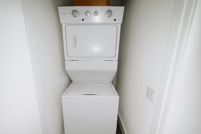 Building Photo - 1931 N Prairie Ave