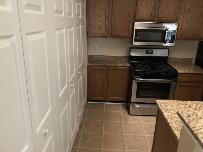 kitchen with laundry - 4283 Parkview Ct