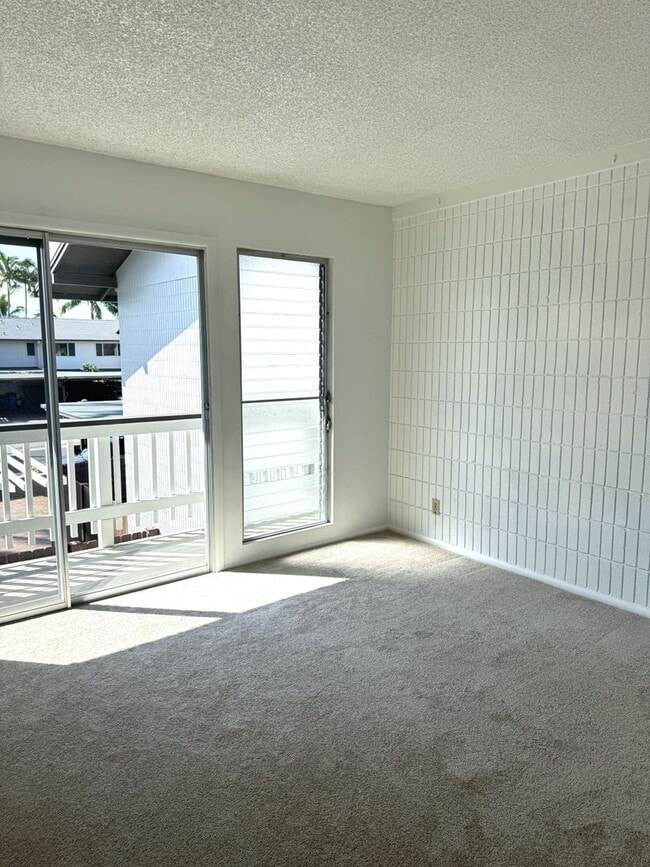 Building Photo - Koko Isle Circle - 3 bedroom, 2 full bath, 1 half bath with two car carport