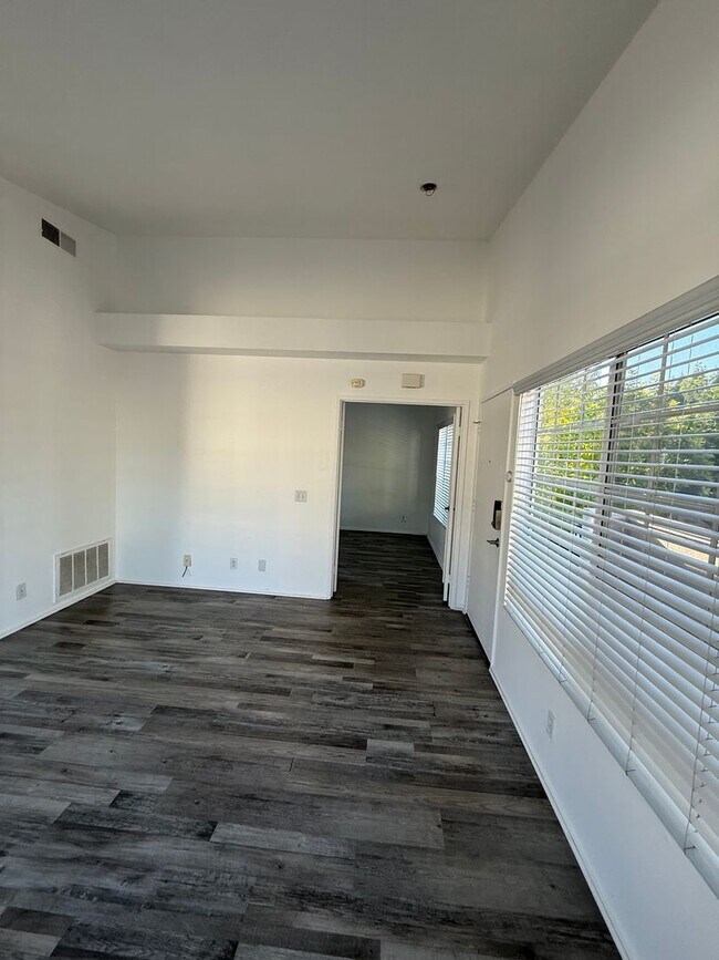 Building Photo - **Charming 1bed 1bath Condo located in the desirable Canyon Villa Community**