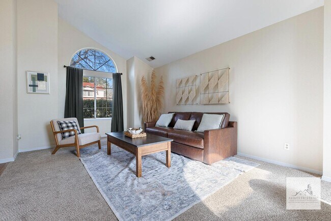 Building Photo - 805 E Buckhill Rd