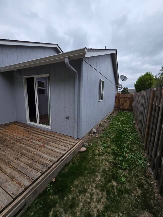 Building Photo - Pet Friendly, Single Level 3bed : 2bath Ho...