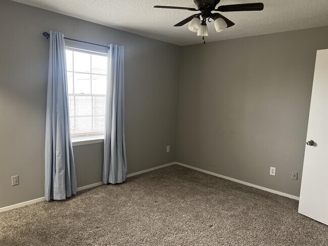 Building Photo - 1705 Deatsville Hwy