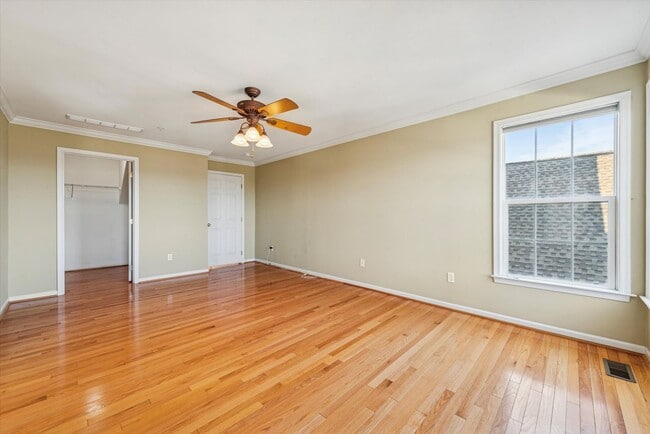 Building Photo - Avaible now, 3B/2.5B Townhome in Whiteland Woods!