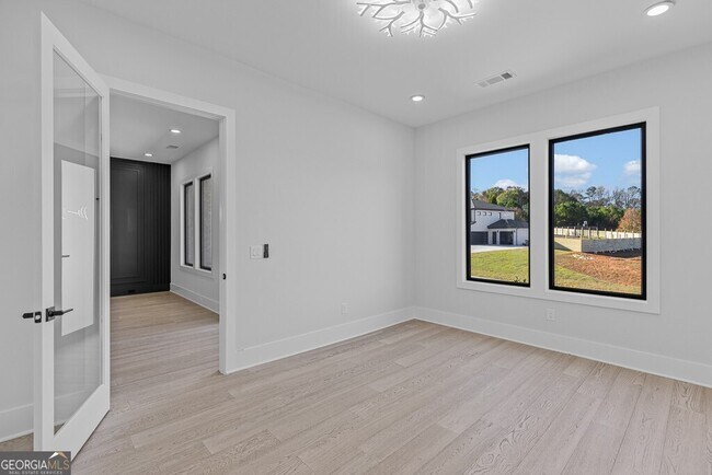 Building Photo - 555 Versailles Dr