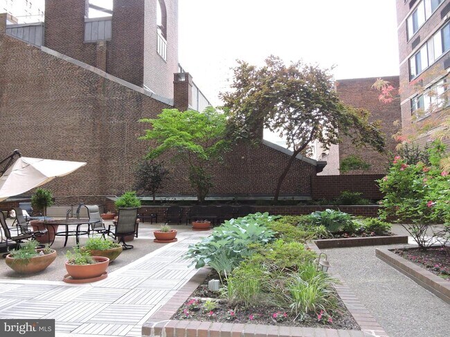 Building Photo - 1420 Locust St