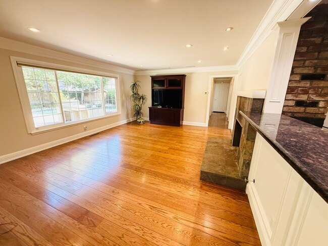 Building Photo - Beautifully Updated 3 Bed 2 Bath Walnut Cr...