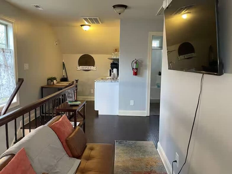 Building Photo - 206 E Street-SI ID1367386P