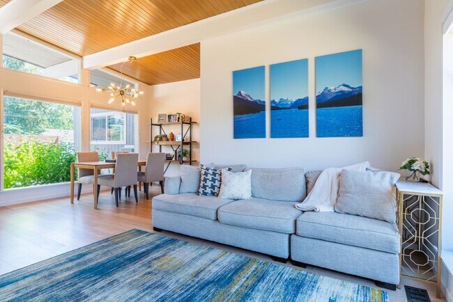 Building Photo - 4bd/1.75ba Shoreline Home